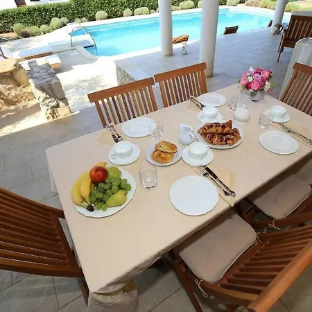 Vila Magnificent Clara With Big Pool