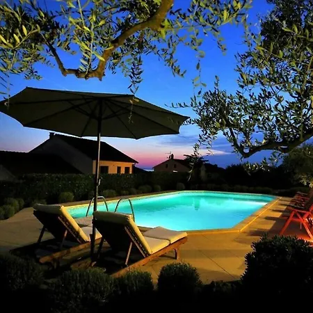 Magnificent Clara With Big Pool Vila *