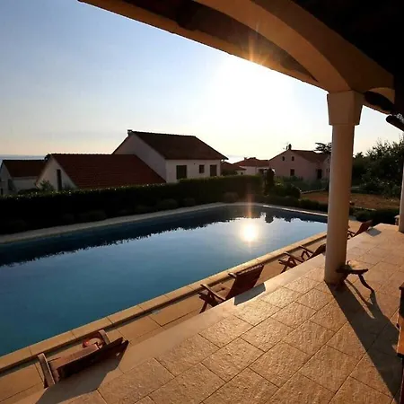 Magnificent Clara With Big Pool Vila *