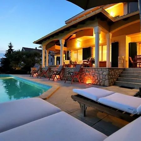 Magnificent Clara With Big Pool