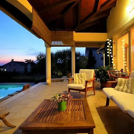 Magnificent Clara With Big Pool Vila