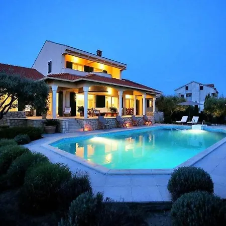 Magnificent Clara With Big Pool Vila