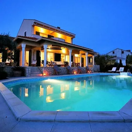 Magnificent Clara With Big Pool Vila